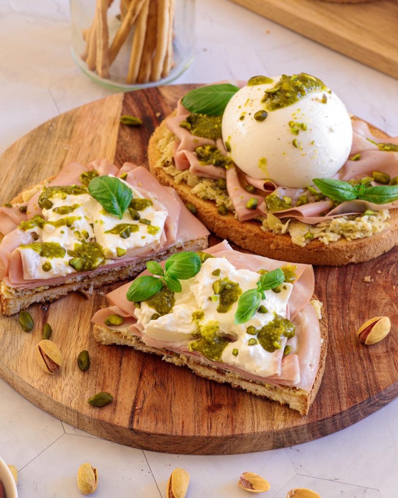 Bruschetta à l'italienne artichaut pistache mortadelle burrata