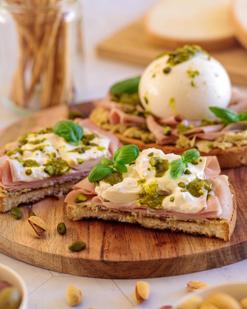 Bruschetta à l'italienne artichaut pistache mortadelle burrata