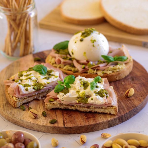 Bruschetta à l'italienne artichaut pistache mortadelle burrata