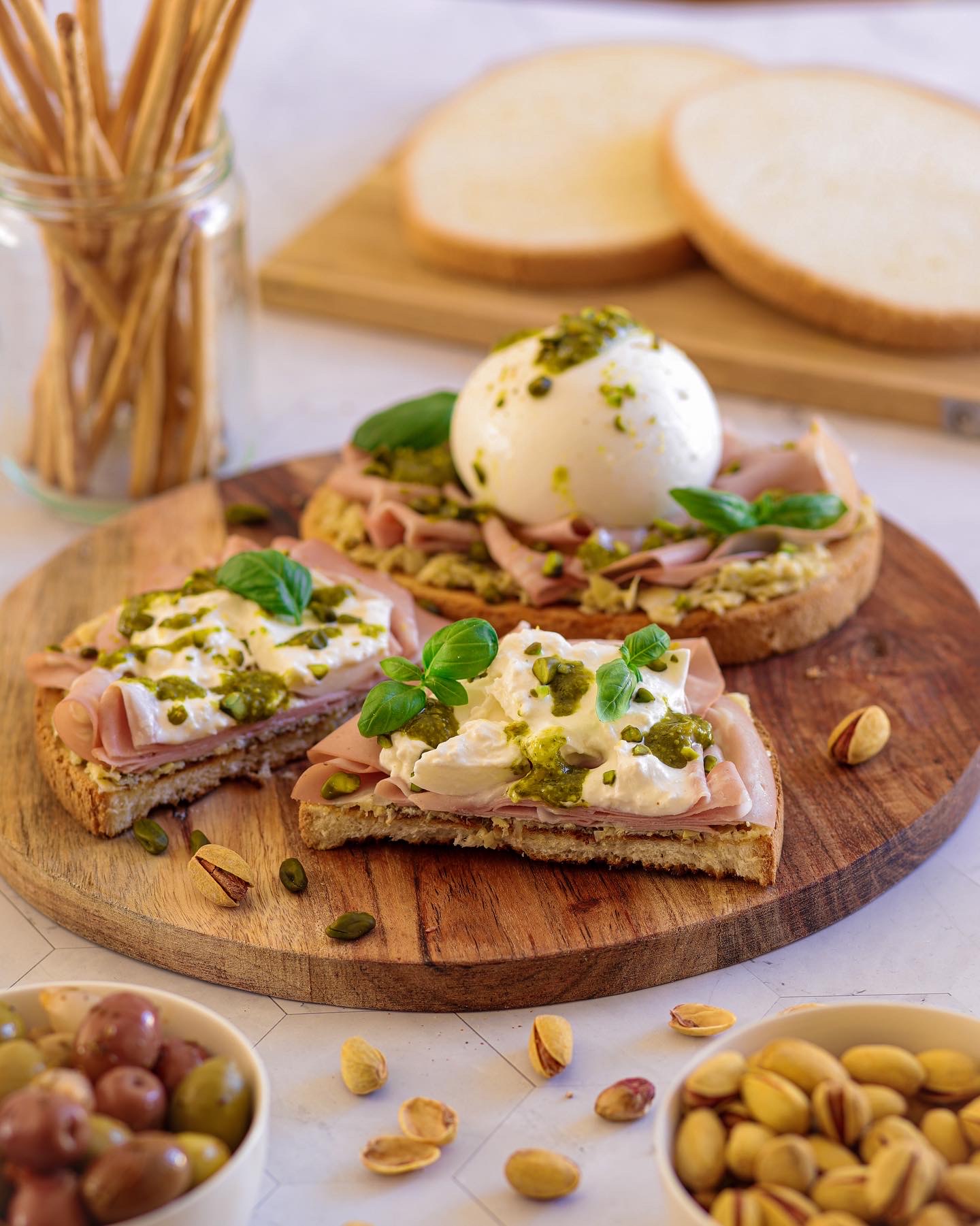 Bruschetta à l'italienne artichaut pistache mortadelle burrata