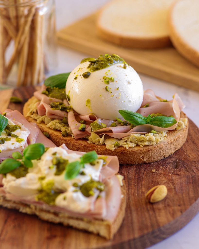 Bruschetta à l'italienne artichaut pistache mortadelle burrata