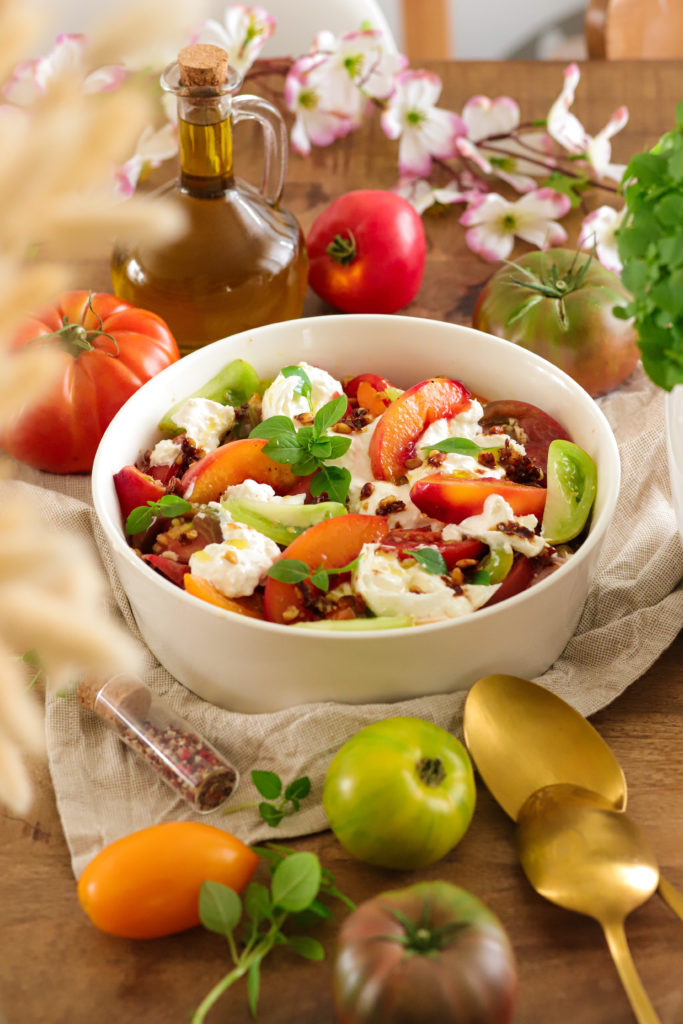 Salade de tomates burrata et pêches rôties