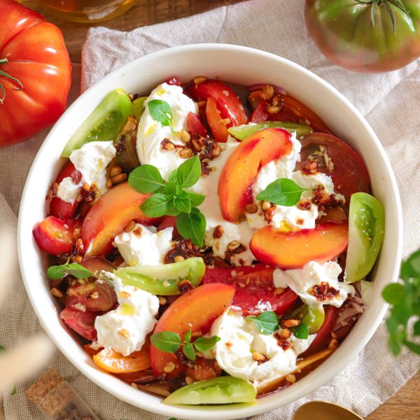 Salade de tomates burrata et pêches rôties