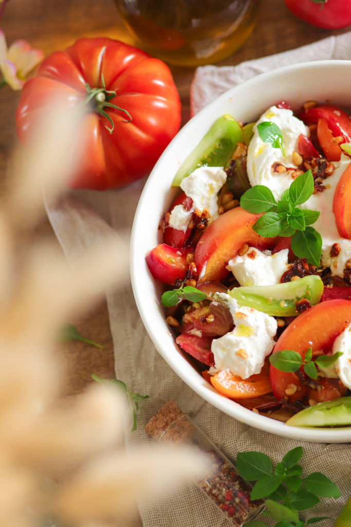 Salade de tomates burrata et pêches rôties