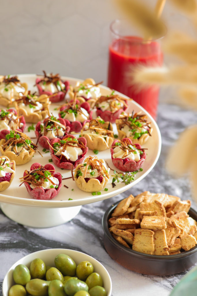 Mini tartelettes betterave confit d'oignon et mousse salée au chèvre poireau frit