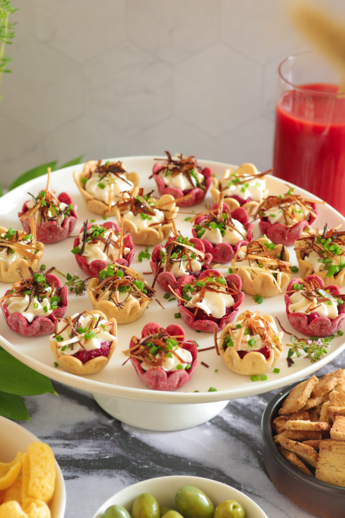 Mini tartelettes betterave confit d'oignon et mousse salée au chèvre poireau frit