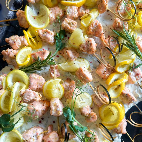 Brochettes de saumon mariné