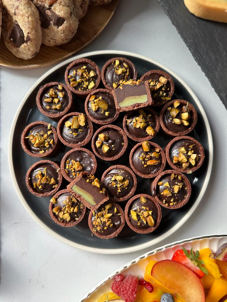 Une assiette remplit de tartelette au chocolat